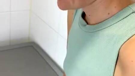 Сексуальная домохозяйка жарко трахается в ожидании окончания стирки