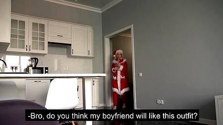 Шлюховатая блондинка трахается с родным братом в качестве новогоднего подарка