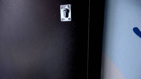 Брюнетка с классными сиськами подпустила массажиста к пухлой киске и разрешила кончить в рот