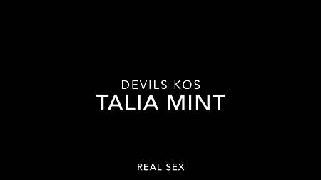 Хардкорно выебал худенькую подружку с маленькими сиськами, сняв довольно жаркое домашнее порно