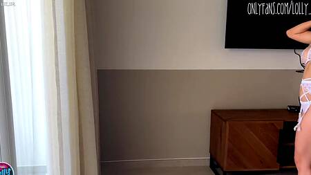 Сисястая Lolly Lips в новеньком сексуальном белье скачет на члене бойфренда