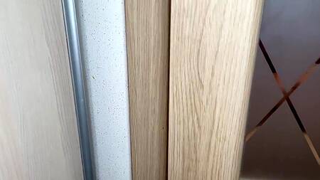 Стройная брюнетка с классной попкой встречает любимого раком с работы