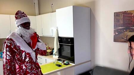 Чернокожий Санта пришел отжарить русскую девушку огромным стояком в качестве подарка