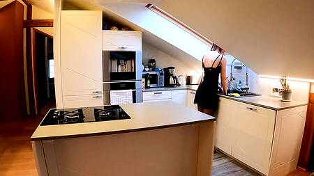 Жопастая хозяйка отлынивает от дел чтобы взять в рот и киску толстый хер