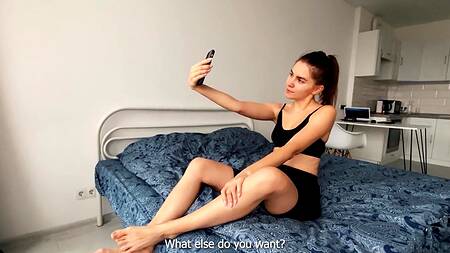 Худенькая телочка со стройной фигурой уделит внимание возбужденному бойфренду