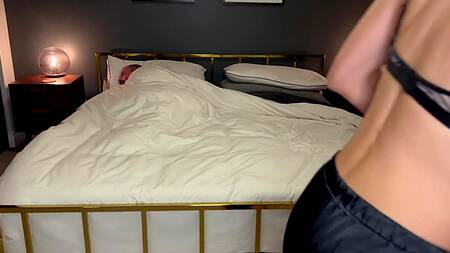 Развратная мачеха тихо трахается с горячим пасынком пока муж спит рядом на кровати