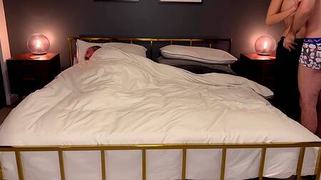 Развратная мачеха тихо трахается с горячим пасынком пока муж спит рядом на кровати