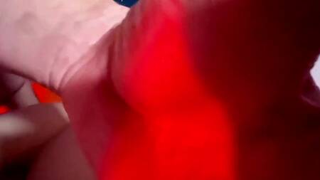 Сексуальная дьяволица со смазкой разрешает оттрахать свою узенькую попку