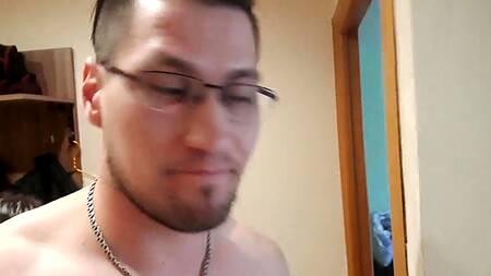 Дерзко выебал в жопу и в рот эффектно накрашенную сучку, дополнив макияж спермой на лице