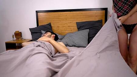 Стройная девушка захотела побаловать себя членом бойфренда с самого утра