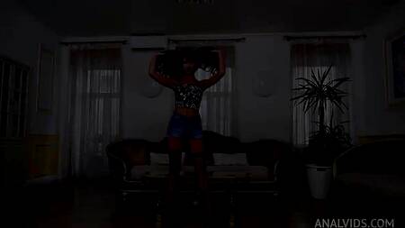 Парочку губастых русских телок хорошенько оттрахали в задницы с двойным проникновением