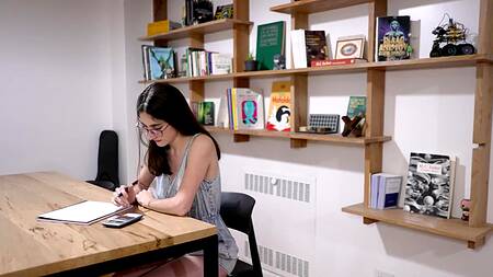 Возбужденный бойфренд соблазняет студентку оторваться от учебы и страстно поебаться