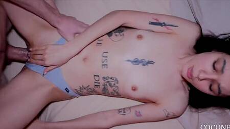 Татуированная брюнетка получает кунилингус и следом мощный член бойфренда