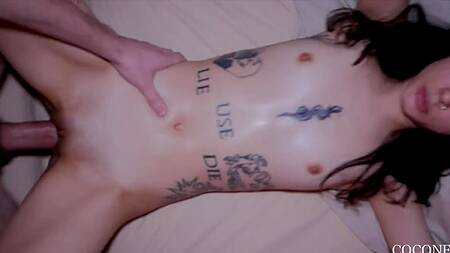 Татуированная брюнетка получает кунилингус и следом мощный член бойфренда