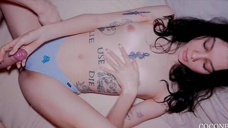 Татуированная брюнетка получает кунилингус и следом мощный член бойфренда