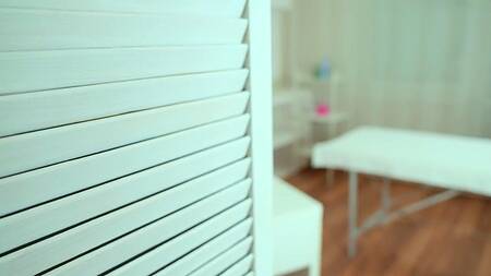 Медсестра с большими сиськами ублажила пациента попрыгав на его толстом стояке