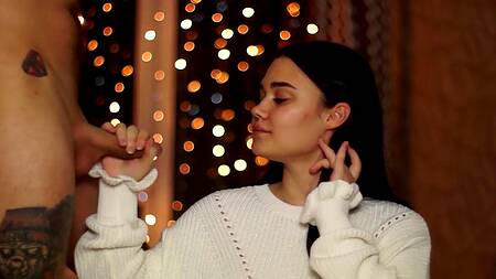 Новогодний глубокий отсос от миленькой брюнетки, которой достался камшот в рот