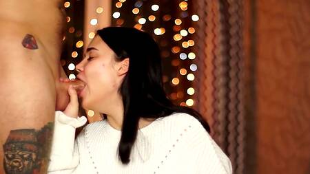 Новогодний глубокий отсос от миленькой брюнетки, которой достался камшот в рот