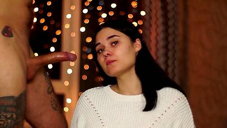 Новогодний глубокий отсос от миленькой брюнетки, которой достался камшот в рот