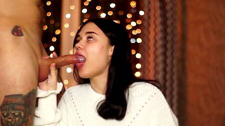 Новогодний глубокий отсос от миленькой брюнетки, которой достался камшот в рот