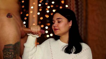 Новогодний глубокий отсос от миленькой брюнетки, которой достался камшот в рот