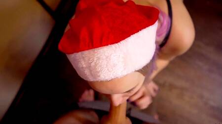 Новогодний трах в глотку блондинки и просто сочный минет в виде подарка под елкой