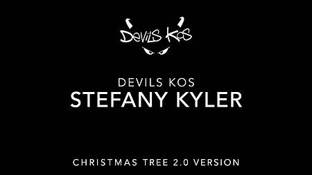 Новогодний секс с шикарной брюнеткой в сексуальном белье прямо под елкой