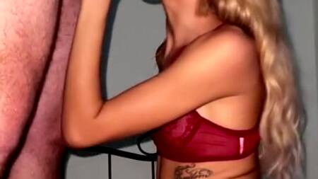 Худенькая краля на камеру профессионально отсасывает и получает сперму на лицо