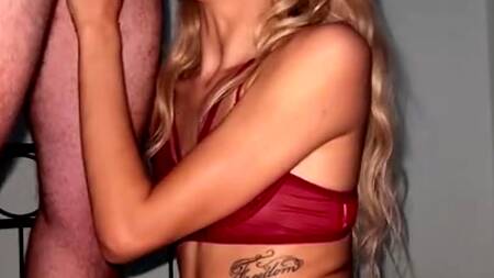 Худенькая краля на камеру профессионально отсасывает и получает сперму на лицо