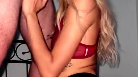 Худенькая краля на камеру профессионально отсасывает и получает сперму на лицо