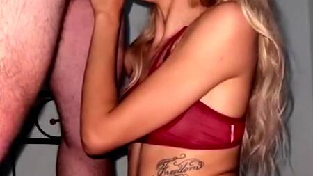 Худенькая краля на камеру профессионально отсасывает и получает сперму на лицо