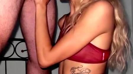 Худенькая краля на камеру профессионально отсасывает и получает сперму на лицо