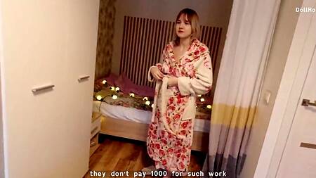 Наглый курьер отжарил соблазнительную русскую девушку и кончил на лицо