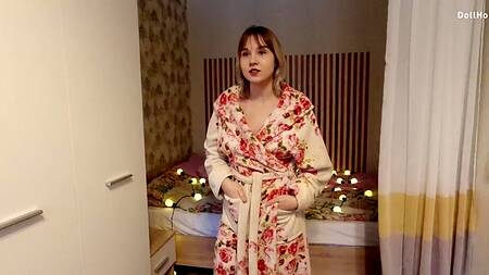 Наглый курьер отжарил соблазнительную русскую девушку и кончил на лицо