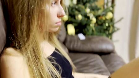 Быстро потрахались на камеру в перерывах между просмотром хентая