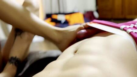 Быстро потрахались на камеру в перерывах между просмотром хентая