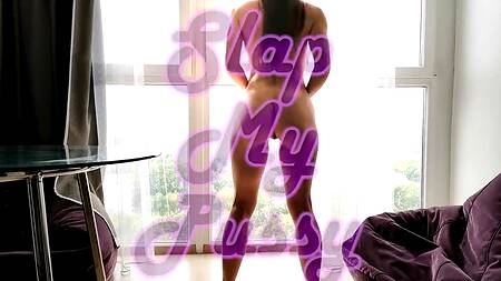 Качек выебал в рот связанную грудастую подружку пока она сидела на дилдо