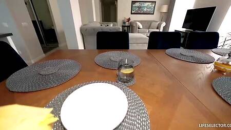 Сексуальная русская сучка с большими сиськами заглаживает вину трахаясь