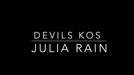 Блондинка устроила глубокий оральный секс в ванной, разрешая на всю трахать свою глотку