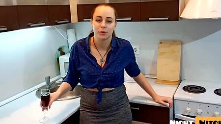 Русская толстушка жадно накинулась на большой член после бокала вина