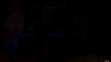 Сексапильная брюнетка в очках показала каков ее грязный ротик в глубоком минете