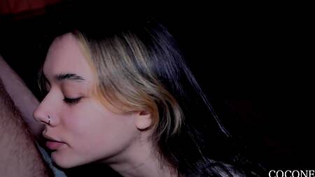 Худенькая девушка ощущает узкой пиздой каждый сантиметр большого члена бойфренда