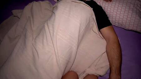 Миниатюрная брюнетка с большими буфера оседлала большой стояк ебаря своей мамочки