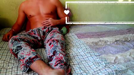 Грубо поимел ротик спящей сестрички, отблагодарив ее мощным камшотом на лицо