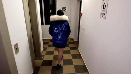 Похотливая пышка сделала глубокий минет бойфренду в лифте, соскучившись по его члену