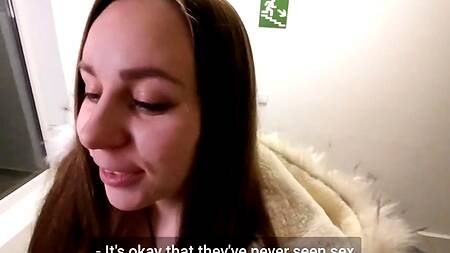 Похотливая пышка сделала глубокий минет бойфренду в лифте, соскучившись по его члену