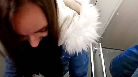 Похотливая пышка сделала глубокий минет бойфренду в лифте, соскучившись по его члену