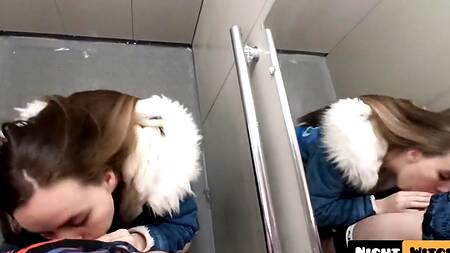 Похотливая пышка сделала глубокий минет бойфренду в лифте, соскучившись по его члену