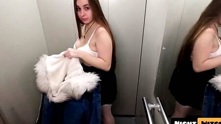 Похотливая пышка сделала глубокий минет бойфренду в лифте, соскучившись по его члену