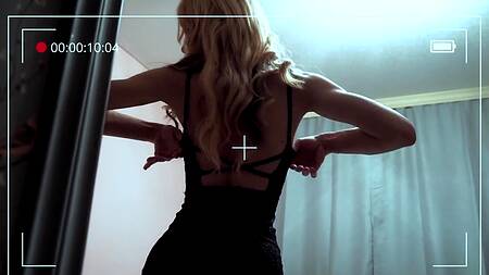 Молоденькая эскортница на каблуках беспрекословно ебется раком и сладко стонет